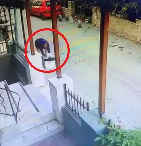 kameralara-bakinca-soke-oldu-hirsizi-taniyorum-caldiklari-agir-gelince-bakin-ne-yapti-1691486844767.jpg Kameralara bakınca şoke oldu: Hırsızı tanıyorum! Çaldıkları ağır gelince bakın ne yaptı - 2