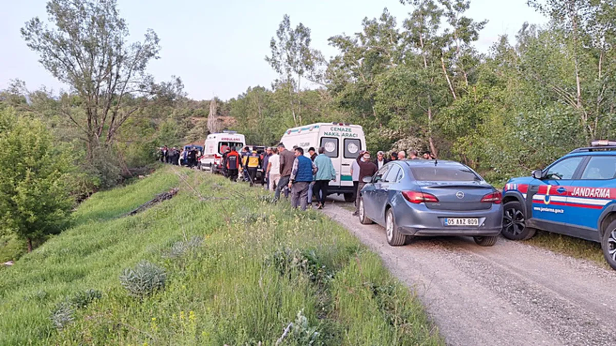 Devrilen traktörün altında kalan sürücü hayatını kaybetti