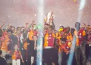 Galatasaray şampiyonluk kupasını kaldırdı