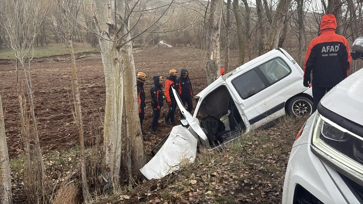 Sivas'ta şarampole düşen hafif ticari araçtaki aynı aileden 3 kişi öldü