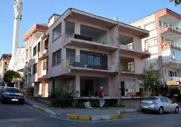 Avcılar'da korku saçan bina yıkılacak