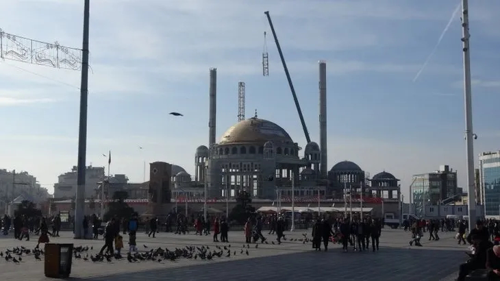 Taksim Camii minaresi külah bölümü yerleştirildi