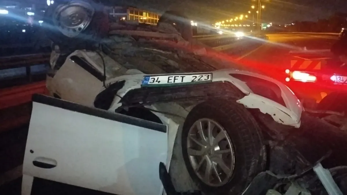 Sancaktepe'de hızla giden araç önündeki otomobile çarptı! 4 yaralı