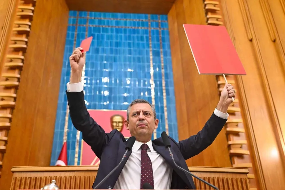 chpde-adaylik-tartismalari-alevlendi-ozelden-imamogluna-kirmizi-kart-mi-1779102175558.jpg CHP'de adaylık tartışmaları alevlendi! Özel'den İmamoğlu'na kırmızı kart mı? - 1