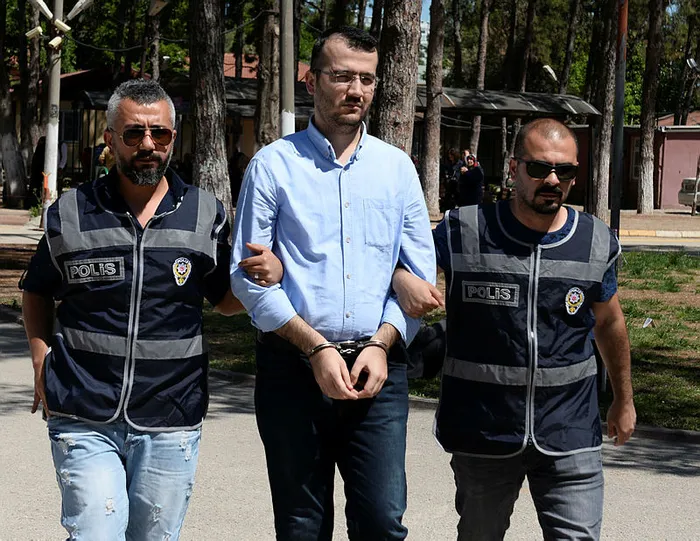 Adana ve İstanbul’da FETÖ operasyonu: FETÖ şüphelisi üzerinde 61 bin dolarla yakalandı