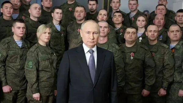 1672739023017.jpeg Putin'in arkasındaki gizemli sarışın! Birkaç ismi var: Başkan Erdoğan'a dondurma vermişti - 2