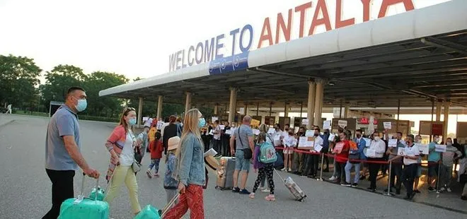 Turistlerin tercihi değişmedi! Güvenli tatilin adresi Antalya’ya akın ettiler