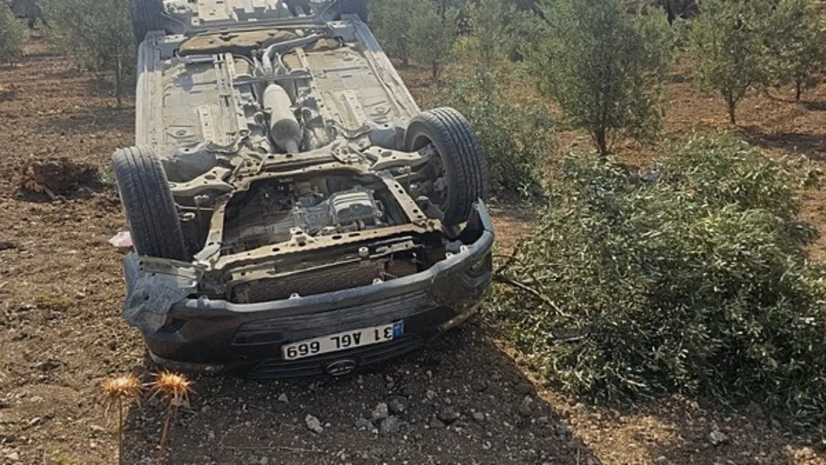 Hatay'da otomobil zeytin bahçesine uçtu: 3 yaralı
