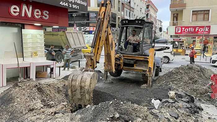 iski-kazisi-kabusa-dondu-su-borusu-patlayinca-ev-ve-is-yerlerini-su-basti-1660160471608.jpg İSKİ kazısı kabusa döndü! Su borusu patlayınca ev ve iş yerlerini su bastı - 1