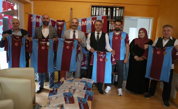 trabzonsporun-sampiyonluk-sevinci-suruyor-berlindeki-kutlamaya-binlerce-kisi-katildi-1653595157126.jpg Trabzonspor'un şampiyonluk sevinci sürüyor! Berlin'deki kutlamaya binlerce kişi katıldı - 1