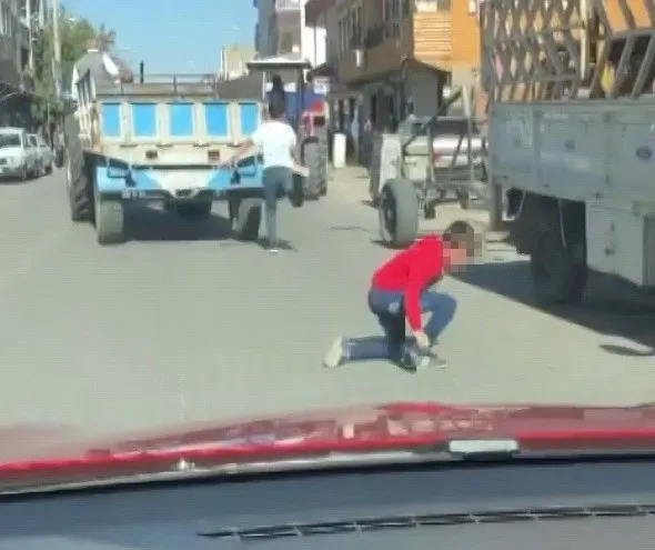 adiyamanda-cocuklarin-tehlikeli-oyunu-kamerada-traktor-romorkuna-asildilar-1667827318223.jpg Adıyaman’da çocukların tehlikeli oyunu kamerada! Traktör römorkuna asıldılar - 3