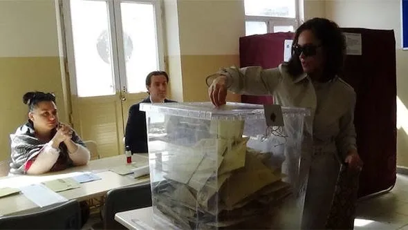 Sezen Aksu yerel seçimlerde oy kullanamadı! 31 Mart Yerel Seçimleri için ünlüler sandık başında