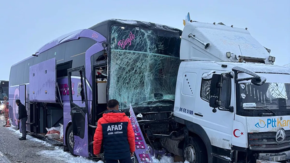 Yolcu otobüsü kamyona çarptı: 9 yaralı