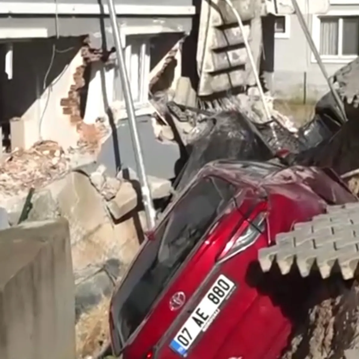 İzmir'de facianın eşiğinden dönüldü! 7 araç enkaz altında kaldı 151 kişi tahliye edildi