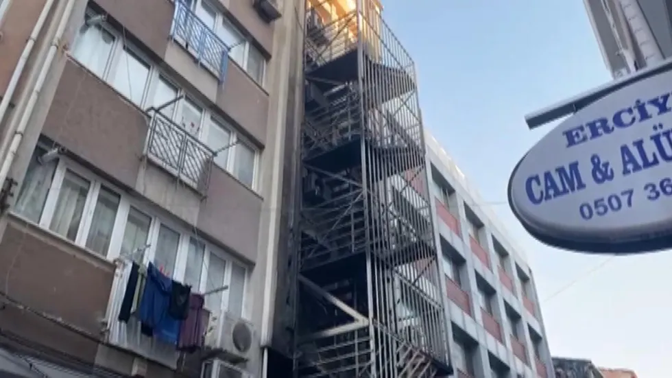 Bakırköy’de 6 katlı otelde korku dolu anlar: Üst katlara sıçrayan yangında 12 kişi yaralandı, 7 kişi tahliye edildi - 3