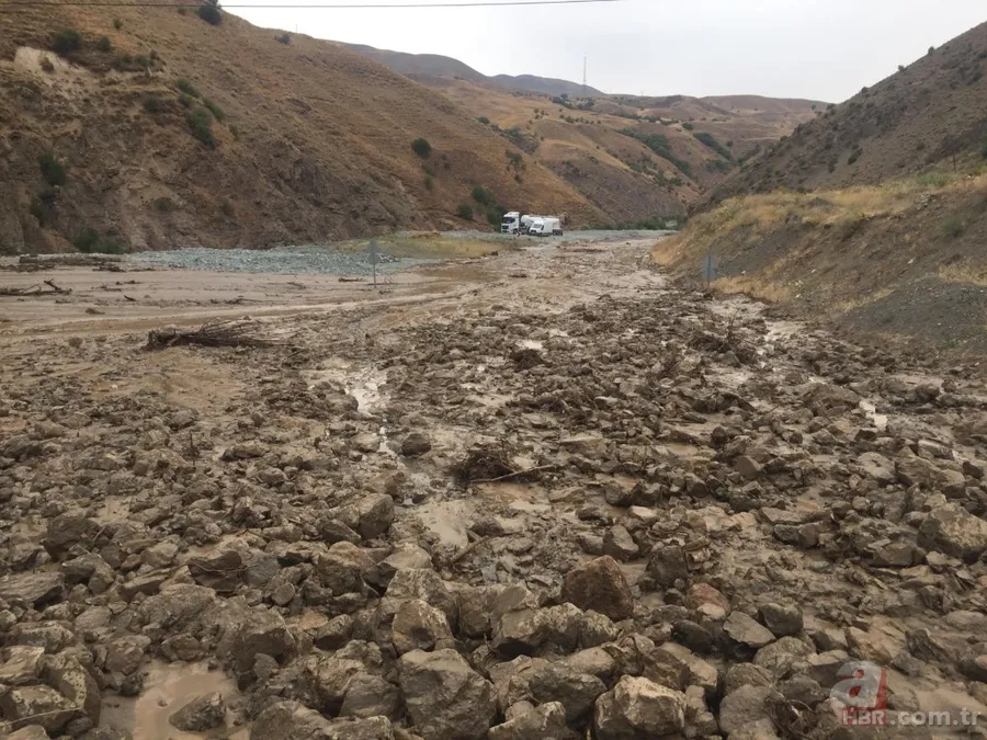 SON DAKİKA: Hakkari-Van kara yolu 3 noktada meydana gelen heyelan nedeniyle kapandı 11