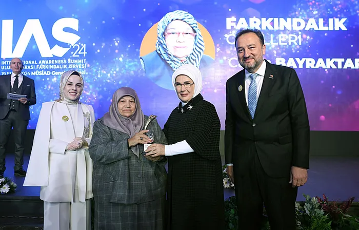 emine-erdogan-uluslararasi-farkindalik-zirvesinde-konustu-kadinlar-kalkinmanin-lokomotif-gucudur-1729360128882.jpg Emine Erdoğan, Uluslararası Farkındalık Zirvesi'nde konuştu: Kadınlar kalkınmanın lokomotif gücüdür - 5