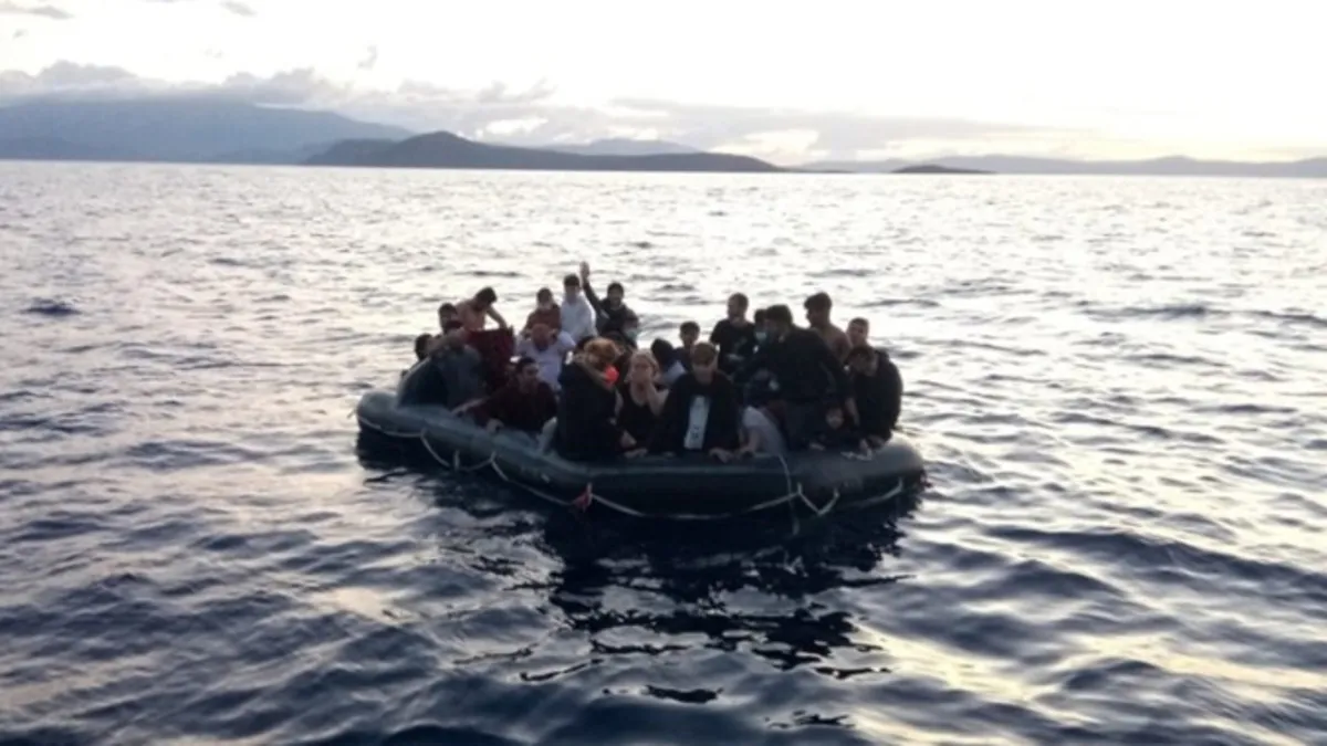 İzmir'de lastik botta 64 düzensiz göçmen kurtarıldı