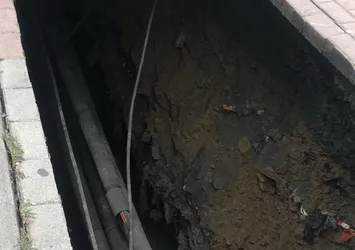 Şişli'de kaldırım çöktü! Kadın içine düştü