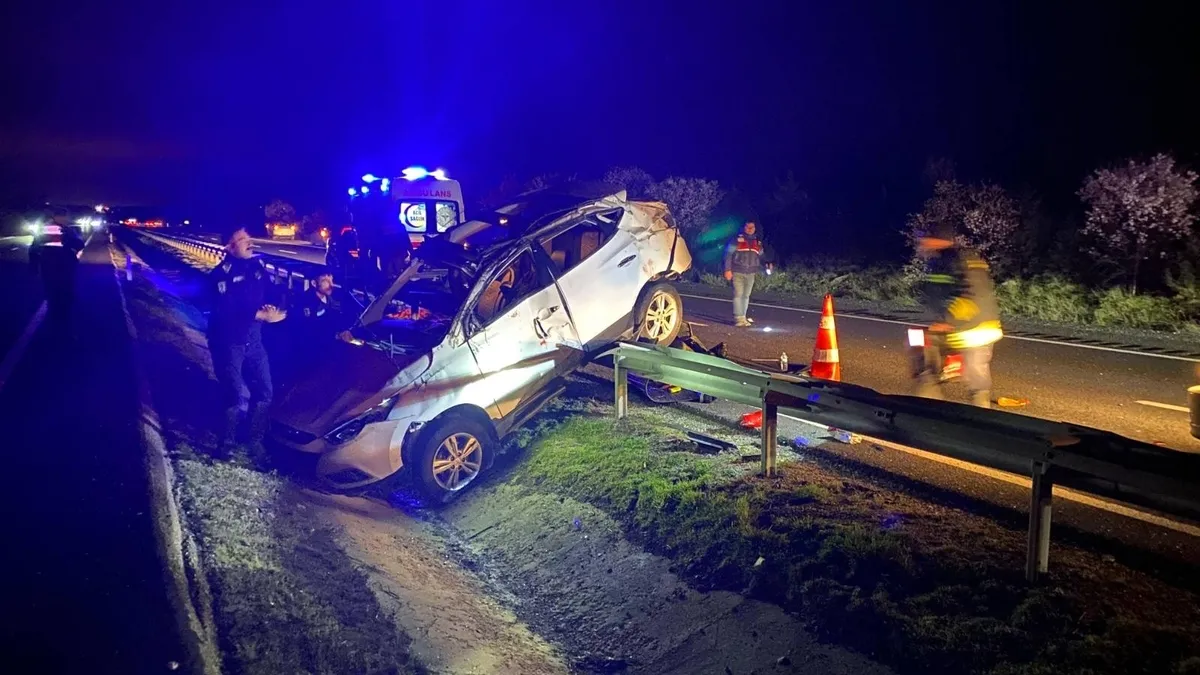 Otomobil bariyerlere çarpıp takla attı: 1 yaralı araç ters döndü