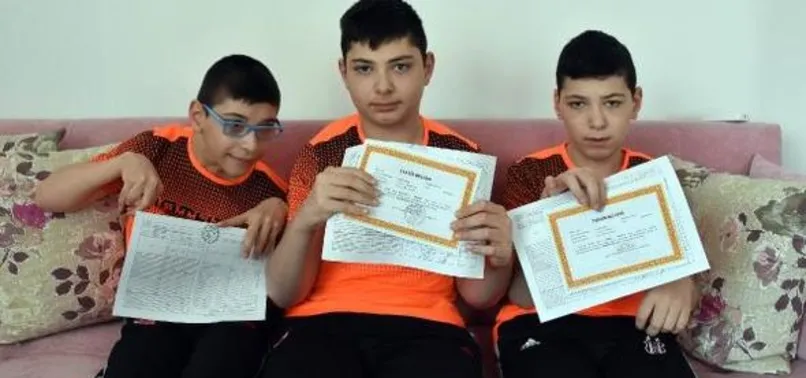 Evde eğitim gören üçüzlerin karne sevinci