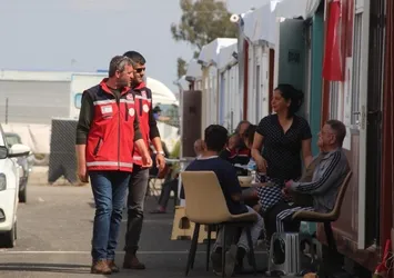 Depremde 27 akrabasını kaybetti! Acısına rağmen görev başında
