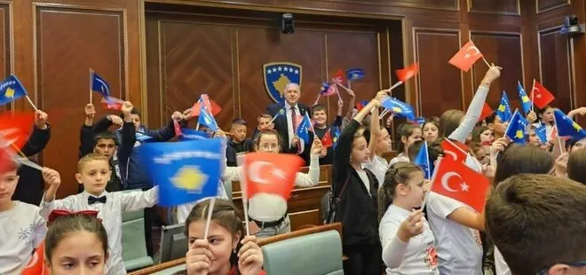 Kosova’da Türkçe eğitim gören öğrenciler Kosova Meclisini ziyaret etti