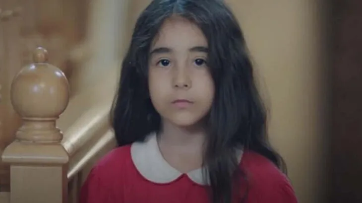 Kırmızı Oda’da Alya’nın annesini oynayan Cemre Melis Çınar yaşıyla herkesi şaşırttı! Cemre Melis Çınar kaç yaşında?