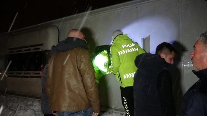 son-dakika-tokatta-yoldan-cikan-kamil-koc-otobusu-devrildi-13-yarali-1643662525268.jpg SON DAKİKA: Tokat'ta yoldan çıkan Kamil Koç otobüsü devrildi: 13 yaralı - 2