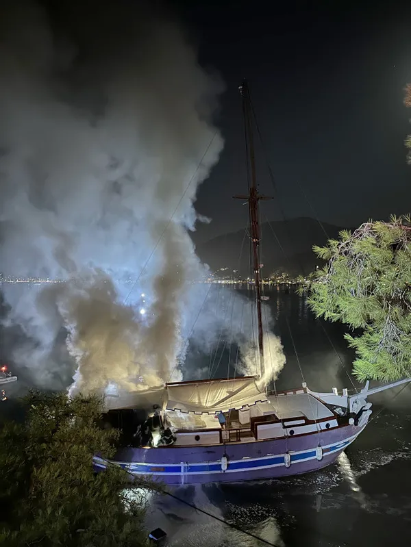 muglada-tekne-yangini-karadan-ve-denizden-mudahale-edildi-1695760700582.jpg
