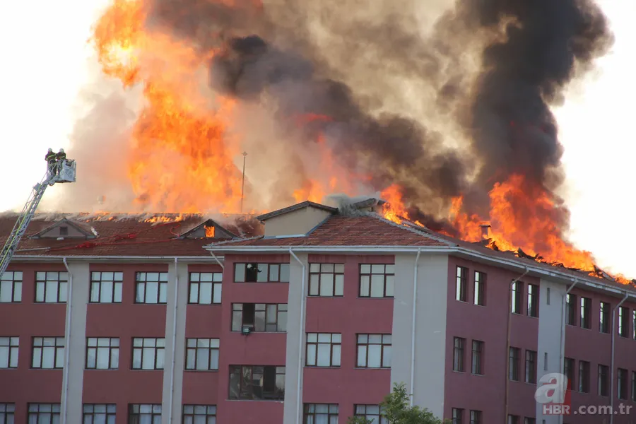 Konya'da bir lisenin çatısında yangın çıktı 13