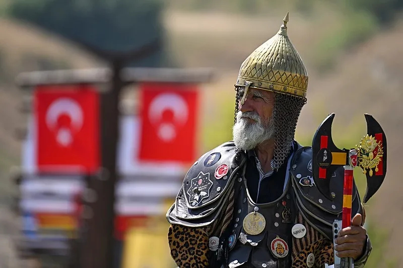 baskan-erdogandan-ahlatta-terorsuz-turkiye-mesaji-yeni-donemin-kapilari-acilacak-1787656837293.jpeg Başkan Erdoğan, Ahlat'ın milletin kimlik vesikası ve tarihin iftihar sayfası olduğunu vurguladı. (AA)