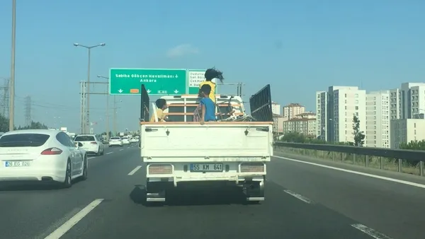 kamyonet-kasasindaki-cocuklarin-tehlikeli-yolcugu-kamerada-1631866777602.jpg Kamyonet kasasındaki çocukların tehlikeli yolcuğu kamerada - 2