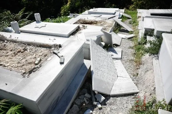İstanbul’da dehşete düşüren görüntüler! Yahudi mezar taşlarını kırdılar