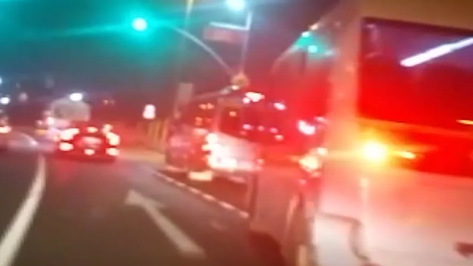 Minibüsçülerin makas atarak yolcu yarışı kamerada