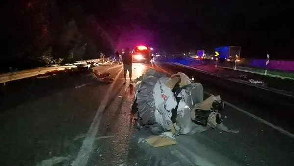 1627269473023.jpg Bursa'da feci kaza! Gaz pedalı takılı kalan TIR dehşet saçtı - 1