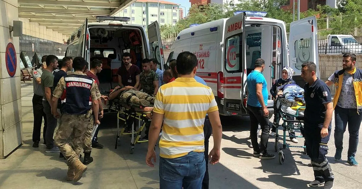 Son dakika: Siirt'te askeri zırhlı aracın geçişi sırasında patlama |Video