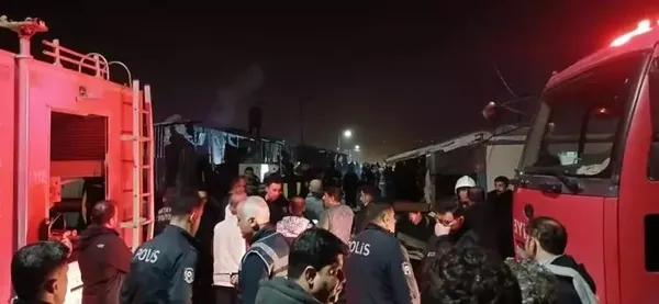 hatayda-konteyner-kentte-korkutan-yangin-1707702380775.jpeg Hatay'da konteyner kentte korkutan yangın! - 3