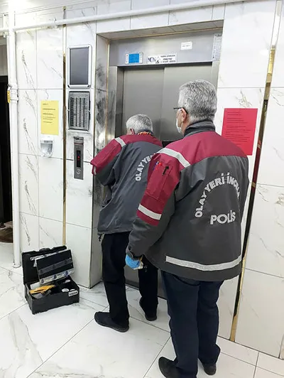 Kayseri'de koronavirüs paniği! Binalara giren kadın elindeki kimyasalı sürdü |Video - 3