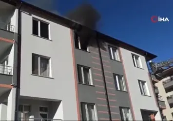 Konya'da apartmanda yangın paniği kamerada