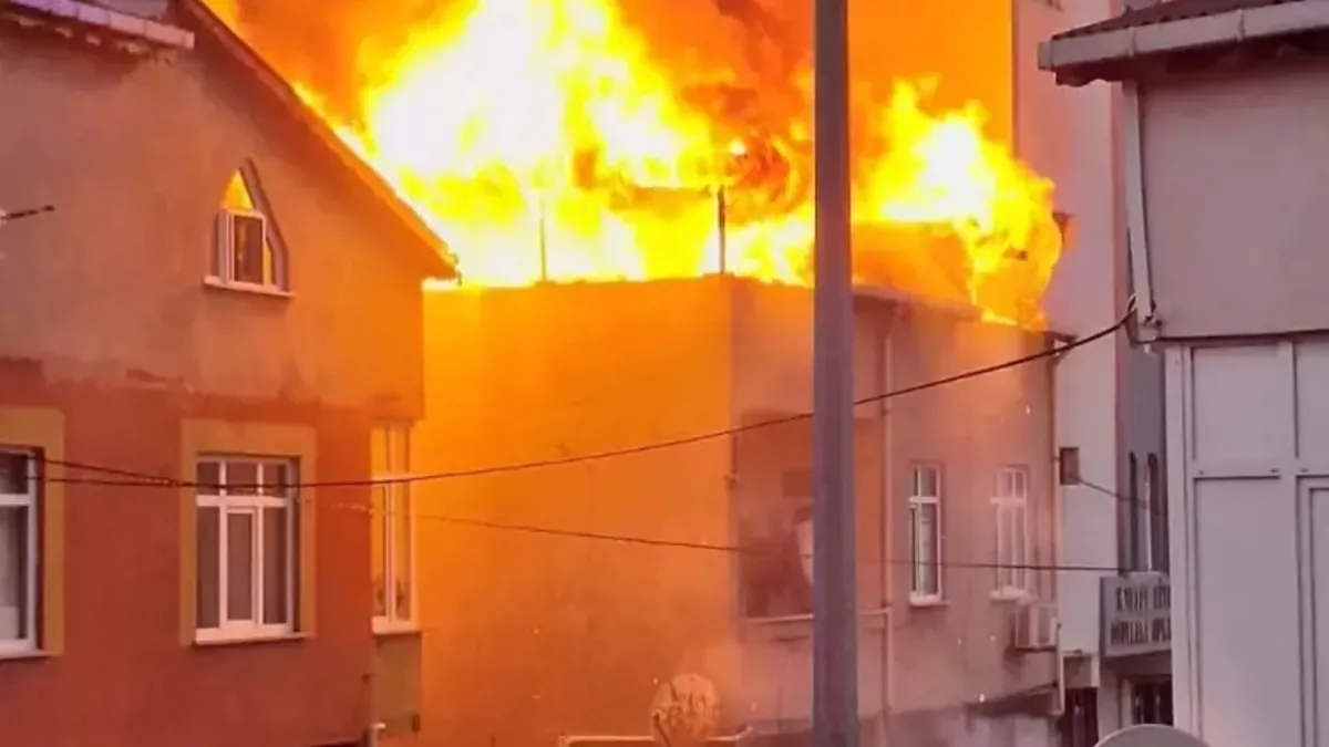 Bitişik 3 ev yandı 2 itfaiye eri yaralandı