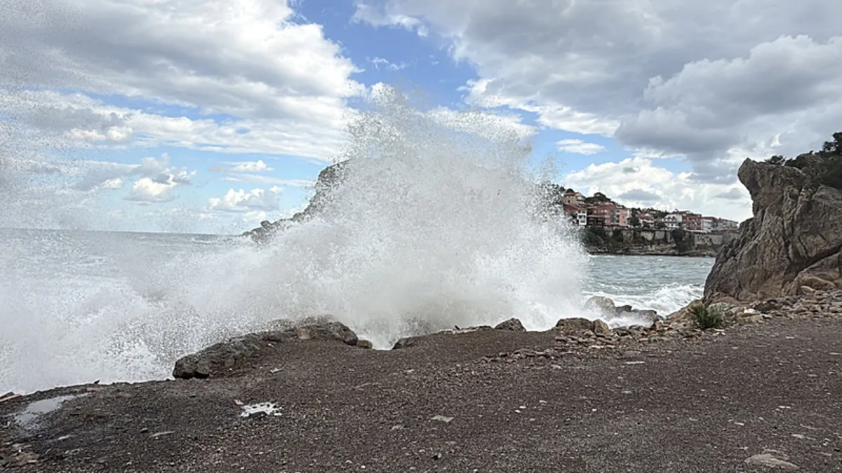 Amasra'da fırtına; dalga boyu 5 metreye ulaştı