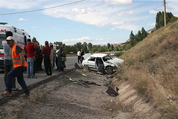 sivasta-korkutucu-kaza-otomobildeki-5-kisi-yaralandi-1719758762376.jpg Sivas'ta korkutucu kaza: Otomobildeki 5 kişi yaralandı - 3