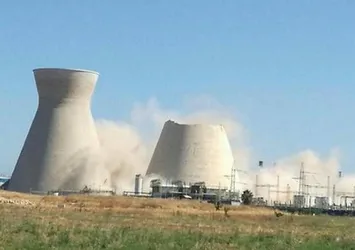 Son dakika: İsrail Hayfa'da soğutma kulesi çöktü! Petrol rafinerisi...