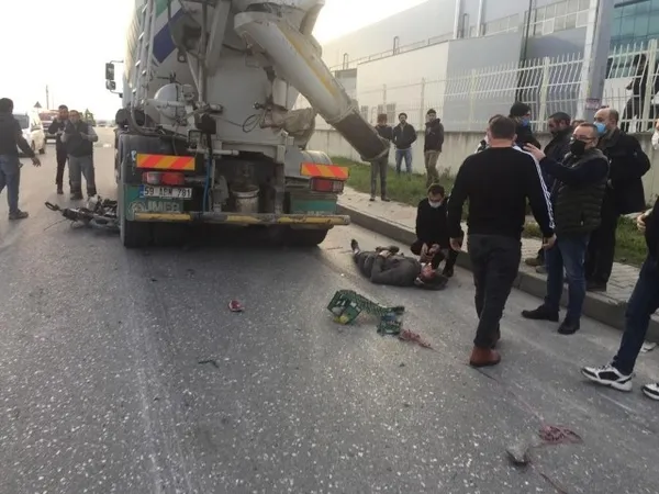Son dakika! İki motosikletli yarış yaparken beton mikserine çarptı - 1