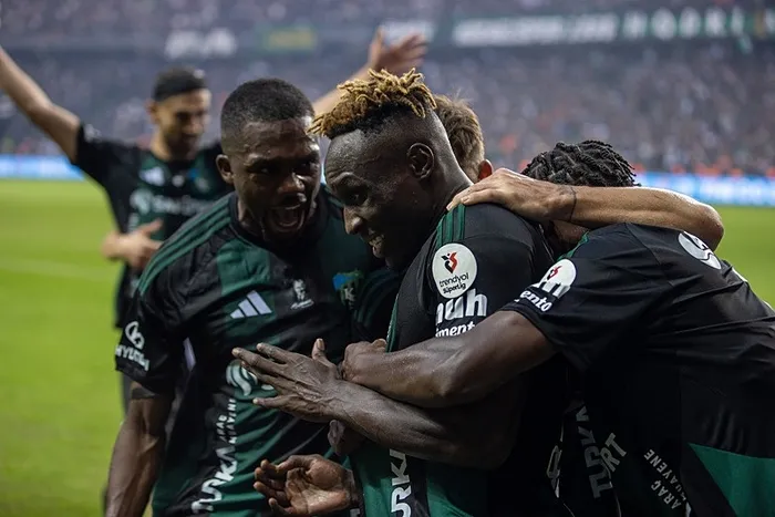 galatasaray-milli-araya-kayipla-girdi-sari-kirmizililar-sezonun-ilk-yenilgisini-aldi-1762705896617.jpeg Kocaelispor oyuncusu Agyei (önde), takımını 1-0 öne geçiren golün ardından takım arkadaşlarıyla sevinç yaşadı (AA)