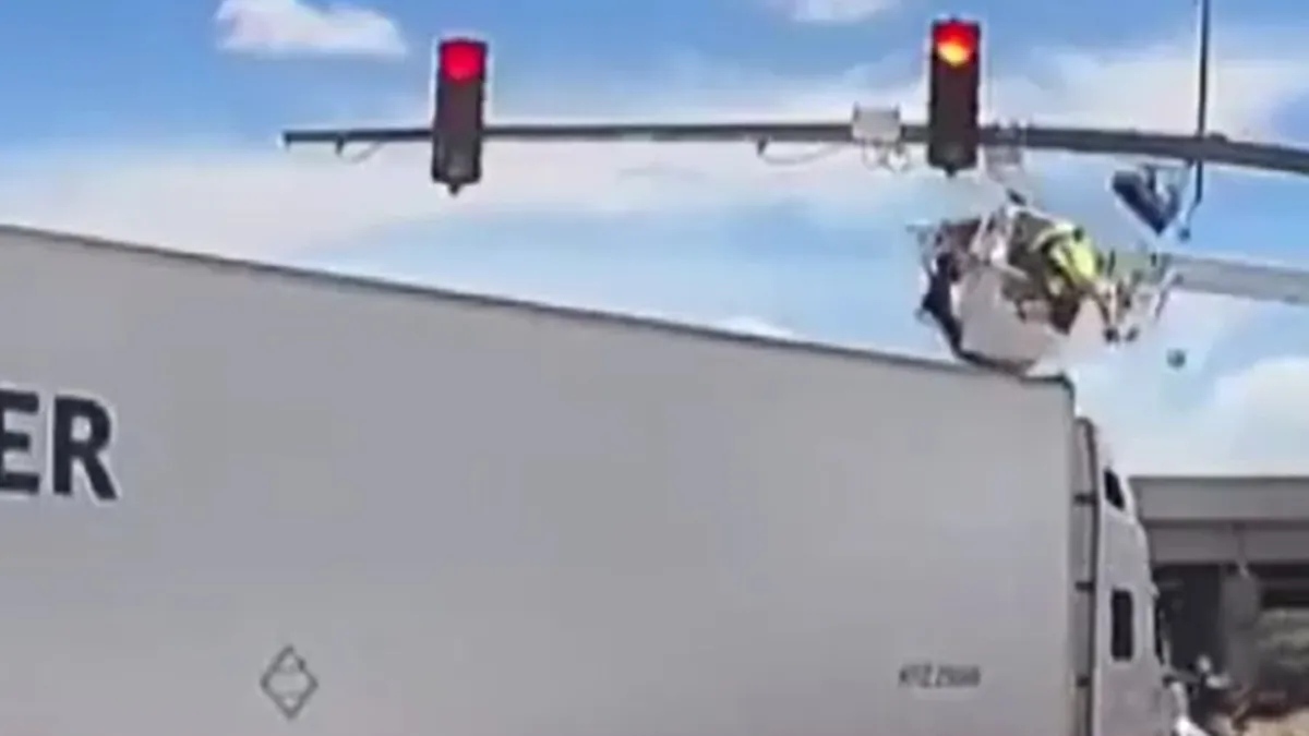 ABD’de şoke eden kaza! TIR sepetli vinçte çalışan işçiye çarptı