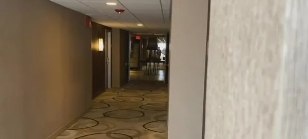 1680766895171.jpeg ABD ordusu ve FBI yanlış otel odasında yanlış kişiyi gözaltına aldı - 2