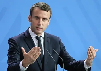 Macron'dan Ruhani'ye kutlama