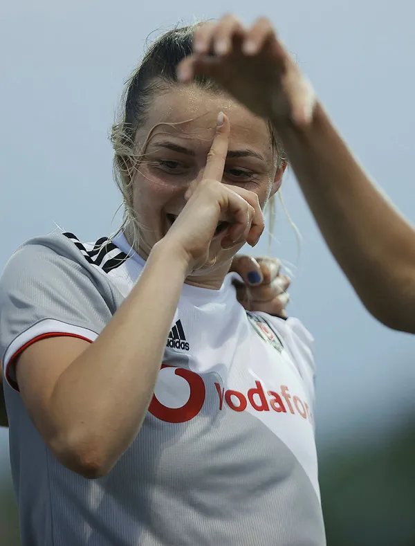 baskan-recep-tayyip-erdogandan-sampiyon-olan-besiktas-kadin-futbol-takimina-tebrik-1620239672989.jpg Başkan Recep Tayyip Erdoğan'dan şampiyon olan Beşiktaş Kadın Futbol Takımı'na tebrik - 5